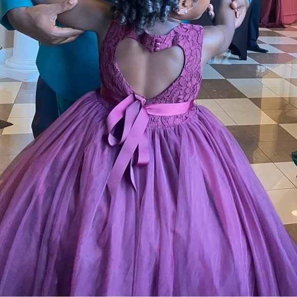 Size 6 flower girl dress with heart cutout - Picture 3 of 4
